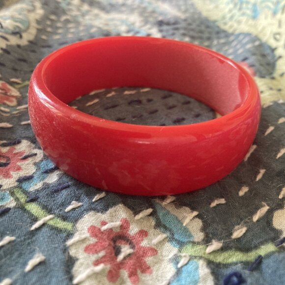Vintage Cherry Red Lucite Bangle Bracelet Retro Jewelry - Picture 1 of 5